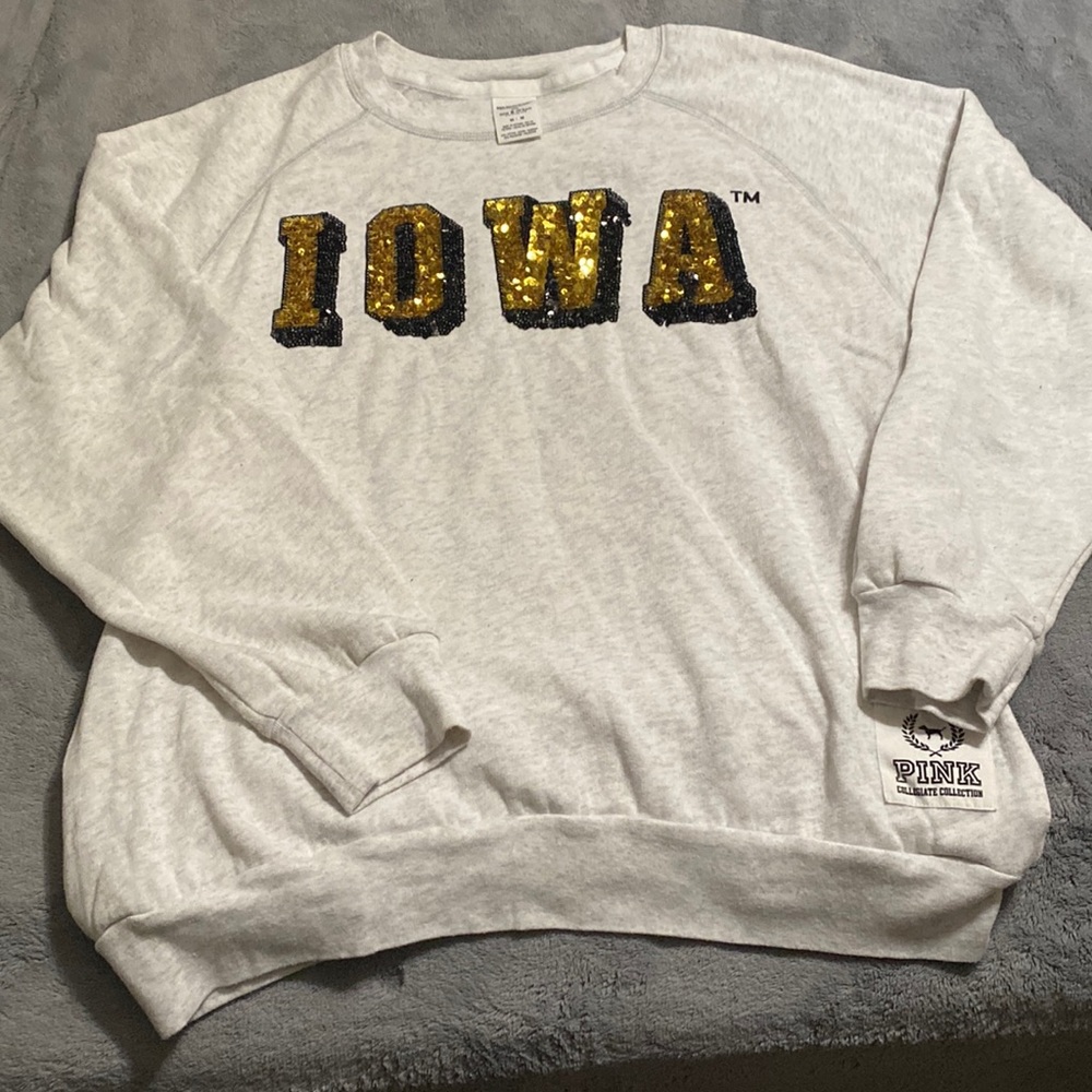 - Victoria’s Secret - medium size - gray/white crewn who is this a crew neck